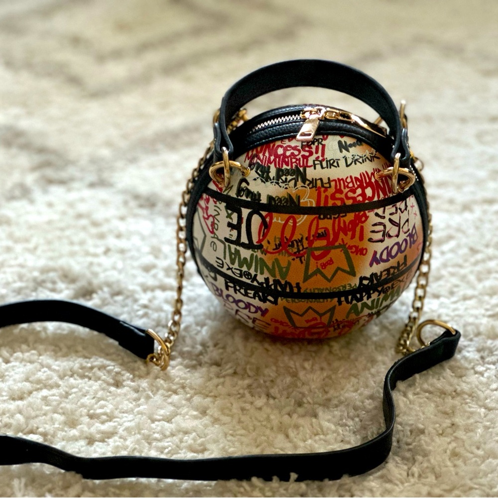 Graphic handbag ball shape. Adjustable chain.